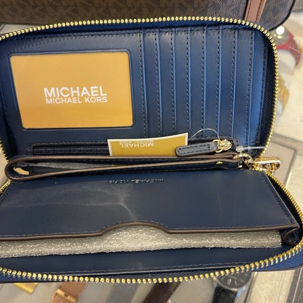 MICHAEL KORS LARGE FLAT MULTIFUNCTION PHONE CASE WALLET WRISTLET  NAVY COLOR NWT